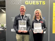 Freuen sich über die Auszeichnung auf der Messe „IWA OutdoorClassics“ in Nürnberg: Frank Rommel (Otter) und Giselheid Herder-Scholz (Herder Windmühlenmesser). (Foto: © Dr. Sixt Wetzler)
