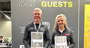 Freuen sich über die Auszeichnung auf der Messe „IWA OutdoorClassics“ in Nürnberg: Frank Rommel (Otter) und Giselheid Herder-Scholz (Herder Windmühlenmesser). (Foto: © Dr. Sixt Wetzler)