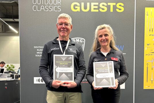 Freuen sich über die Auszeichnung auf der Messe „IWA OutdoorClassics“ in Nürnberg: Frank Rommel (Otter) und Giselheid Herder-Scholz (Herder Windmühlenmesser). (Foto: © Dr. Sixt Wetzler)