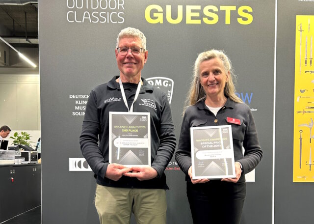 Freuen sich über die Auszeichnung auf der Messe „IWA OutdoorClassics“ in Nürnberg: Frank Rommel (Otter) und Giselheid Herder-Scholz (Herder Windmühlenmesser). (Foto: © Dr. Sixt Wetzler)