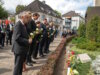Ein Jahr nach dem Anschlag: Oberbürgermeister Tim Kurzbach, Ministerpräsident Hendrik Wüst und weitere Gäste gedachten am Freitag der Opfer und legten weiße Rosen an der Gedenktafel an der Stadtkirche nieder. (Foto: © Stadt Solingen)