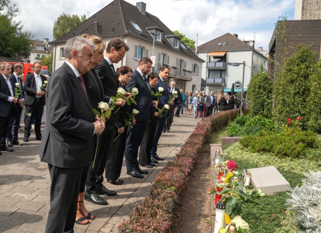 jahrestag-fronhof-attentat-gedenken (1) Ein Jahr nach dem Anschlag: Oberbürgermeister Tim Kurzbach, Ministerpräsident Hendrik Wüst und weitere Gäste gedachten am Freitag der Opfer und legten weiße Rosen an der Gedenktafel an der Stadtkirche nieder. (Foto: © Stadt Solingen)