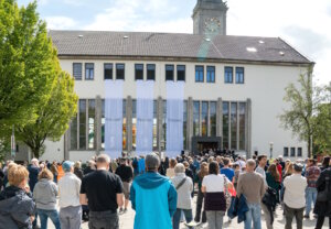 Auf dem Fronhof gedachten am Samstag rund 250 Menschen der Opfer des Anschlags – mit Reden, Musik und den Stoffbahnen ‚Frieden? Frieden! Frieden.‘ der Künstlerin Ulrike Bruchhaus. (Foto: © Stadt Solingen)