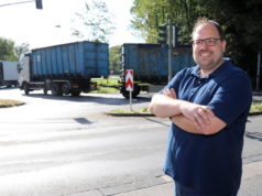 OB-Kandidat Jan Michael Lange (BfS) an einem Brennpunkt und einem Dauerbrenner in Sachen Verkehrspolitik in Solingen: Am Nadelöhr Langhans- und Bonner Straße in Ohligs wünscht sich der Lokalpolitiker die Umsetzung eines Kreisverkehrs. (Foto: © Bastian Glumm)