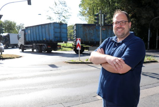OB-Kandidat Jan Michael Lange (BfS) an einem Brennpunkt und einem Dauerbrenner in Sachen Verkehrspolitik in Solingen: Am Nadelöhr Langhans- und Bonner Straße in Ohligs wünscht sich der Lokalpolitiker die Umsetzung eines Kreisverkehrs. (Foto: © Bastian Glumm)