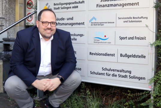 Jan Michael Lange (BfS) sieht in den Bereichen Schule und Jugend in Solingen dringenden Handlungsbedarf. Er wünscht sich beispielsweise die Schulverwaltung direkt ans Büro des Oberbürgermeisters angesiedelt. (Foto: © Bastian Glumm)