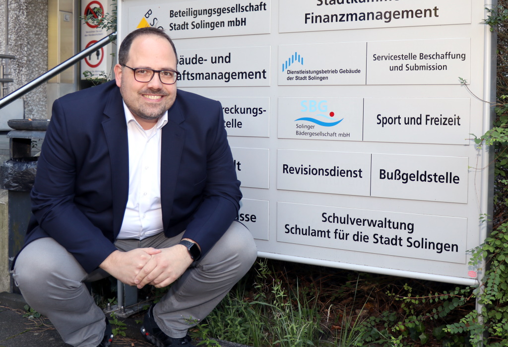Jan Michael Lange (BfS) sieht in den Bereichen Schule und Jugend in Solingen dringenden Handlungsbedarf. Er wünscht sich beispielsweise die Schulverwaltung direkt ans Büro des Oberbürgermeisters angesiedelt. (Foto: © Bastian Glumm)