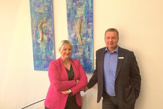 Die Solinger Künstlerin Janine Vopel präsentiert in der Sparkassen-Filiale Central ein ganzes Jahr lang ihre "Natur-Glanzstücke". Filialleiter Frank Heipertz freut sich über die Ausstellung. (Foto: © Stadt-Sparkasse Solingen)