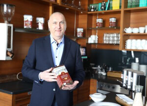 Im Café Florian des Gräfrather Hofes: Geschäftsführer Jens Voss setzt künftig auch auf eine stärkere Positionierung der Gastronomie und des Brunch-Angebots. (Foto: © Bastian Glumm)