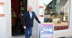 Jens Voss übernimmt Geschäftsführung im Gräfrather Hof Jens Voss, neuer Geschäftsführer des Gräfrather Hofes, vor dem Café Florian im historischen Ortskern von Gräfrath. (Foto: © Bastian Glumm)