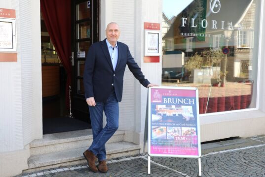 Jens Voss, neuer Geschäftsführer des Gräfrather Hofes, vor dem Café Florian im historischen Ortskern von Gräfrath. (Foto: © Bastian Glumm)