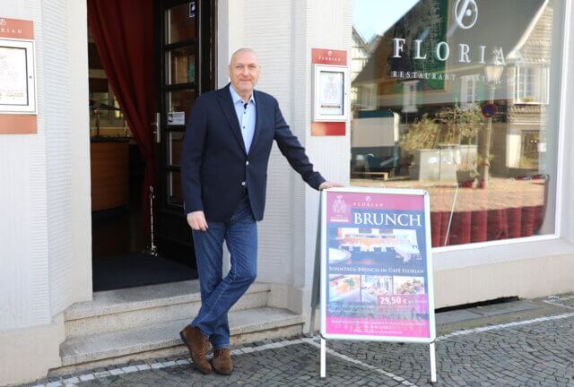 jens-voss-graefrather-hof-hotel (2) Jens Voss, neuer Geschäftsführer des Gräfrather Hofes, vor dem Café Florian im historischen Ortskern von Gräfrath. (Foto: © Bastian Glumm)
