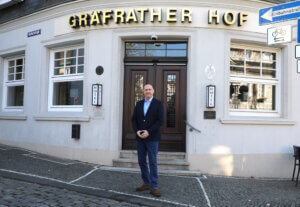 Der Gräfrather Hof liegt im historischen Ortskern von Solingen-Gräfrath direkt am Marktplatz. Das Vier-Sterne-Superior-Hotel zählt zu den bedeutendsten Beherbergungsbetrieben der Stadt und verbindet historische Bausubstanz mit moderner Ausstattung. (Foto: © Bastian Glumm)