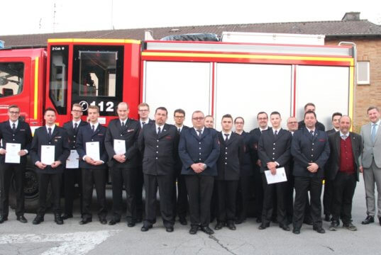 Gruppenbild mit den Frauen und Männern der Löscheinheiten der Freiwilligen Feuerwehr Solingen, die am Donnerstagabend auf der Jahreshauptversammlung der Feuerwehr befördert wurden. (Foto: © Bastian Glumm)