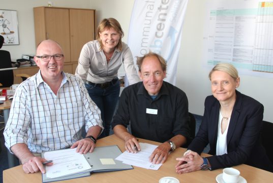 Unterzeichneten am Montagvormittag eine Kooperationsvereinbarung: v.li. Mike Häusgen, Leiter des Solinger Jobcenters, Sandra Soppe, Beauftragte für Chancengleichheit auf dem Arbeitsmarkt, Holger Russ, Projektleiter der Novitas BKK und Kristin Degener, stellvertetende Leiterin des Jobcenters in Solingen. (Foto: © B. Glumm)