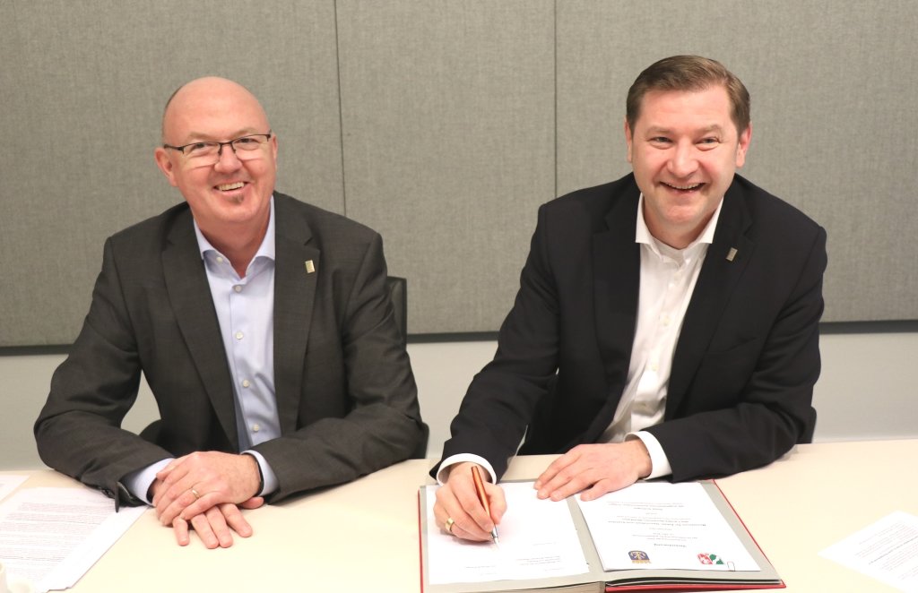 Oberbürgermeister Tim Kurzbach (re.) unterschrieb am Donnerstag eine Vereinbarung mit dem Land NRW, um vor allen Dingen mehr Langzeitarbeitslose in Lohn und Brot zu bringen. An seiner Seite: Mike Häusgen, Leiter des kommunalen Jobcenters. (Foto: © Bastian Glumm)