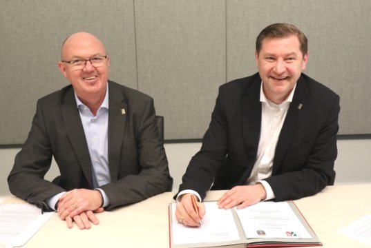 Oberbürgermeister Tim Kurzbach (re.) unterschrieb am Donnerstag eine Vereinbarung mit dem Land NRW, um vor allen Dingen mehr Langzeitarbeitslose in Lohn und Brot zu bringen. An seiner Seite: Mike Häusgen, Leiter des kommunalen Jobcenters. (Foto: © Bastian Glumm)