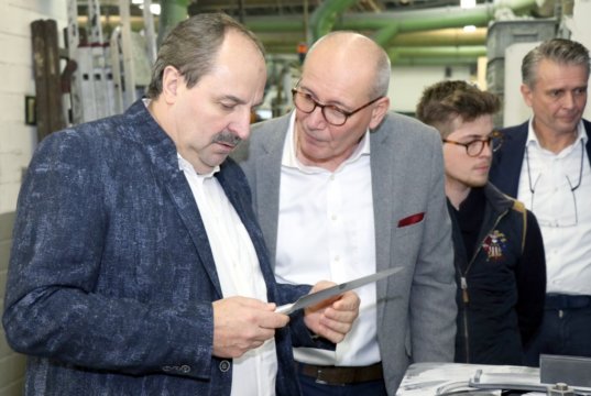 Johann Lafer (li.) besuchte am Montag den Gräfrather Messer- und Besteckhersteller Gehring und ließ sich von den Geschäftsführern Hartmut (2.v.li) und Volker Gehring (re.) alles über jene Messer erklären, die er selbst seit Jahren nutzt. (Foto: © Bastian Glumm)
