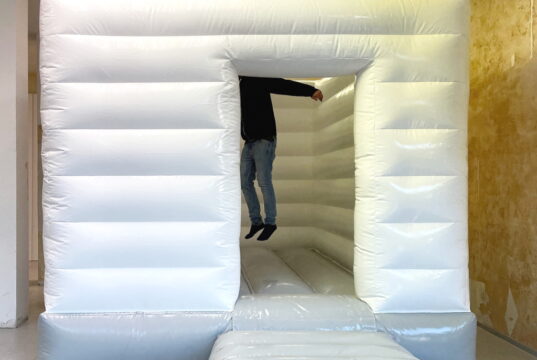 Mit seinem Werk "White Cube" holte Jonas Hohnke aus Wuppertal den 76. Bergischen Kunstpreis. (Foto: © Markus J. Feger)