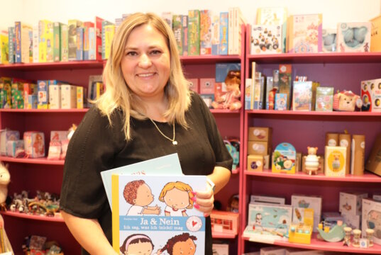 Die Solinger Familie Hillig eröffnete jetzt ihr Geschäft „Jonico Kids“ in den Clemens-Galerien und bietet Spielzeug und Kleidung an. Ewa Hillig freut sich auf viele Besucher. (Foto: © Bastian Glumm)