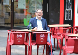 Josef Neumann vor dem "Os Amigos" auf der Hauptstraße in der Solinger Innenstadt – für ihn ein Beispiel, dass mutige Gastronomieprojekte auch an schwierigen Standorten funktionieren. (Foto: © Bastian Glumm)