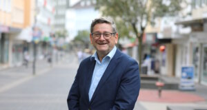 Josef Neumann möchte für die SPD neuer Solinger Oberbürgermeister werden. Im Gespräch mit dem SolingenMagazin skizzierte er seine Überlegungen für die gebeutelte Solinger Innenstadt. (Foto: © Bastian Glumm)