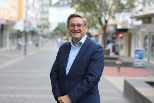 Josef Neumann möchte für die SPD neuer Solinger Oberbürgermeister werden. Im Gespräch mit dem SolingenMagazin skizzierte er seine Überlegungen für die gebeutelte Solinger Innenstadt. (Foto: © Bastian Glumm)