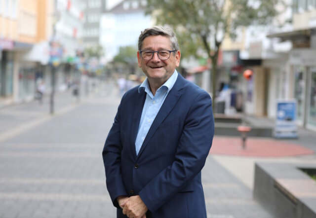 josef-neumann-spd Josef Neumann möchte für die SPD neuer Solinger Oberbürgermeister werden. Im Gespräch mit dem SolingenMagazin skizzierte er seine Überlegungen für die gebeutelte Solinger Innenstadt. (Foto: © Bastian Glumm)