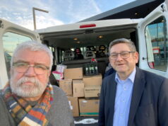 Am Dienstag machte sich der Solinger Landtagsabgeordnete Josef Neumann (re.) gemeinsam mit Friedensdorf-Botschafter und Journalist Uli Preuss (beide SPD) sowie weiteren Helfern auf den Weg von der Klingenstadt nach Polen ins Grenzgebiet zur Ukraine. Im Gepäck hatte man unter anderem Medikamente und medizinisches Material. (Foto: © Uli Preuss)