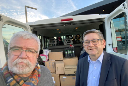 Am Dienstag machte sich der Solinger Landtagsabgeordnete Josef Neumann (re.) gemeinsam mit Friedensdorf-Botschafter und Journalist Uli Preuss (beide SPD) sowie weiteren Helfern auf den Weg von der Klingenstadt nach Polen ins Grenzgebiet zur Ukraine. Im Gepäck hatte man unter anderem Medikamente und medizinisches Material. (Foto: © Uli Preuss)