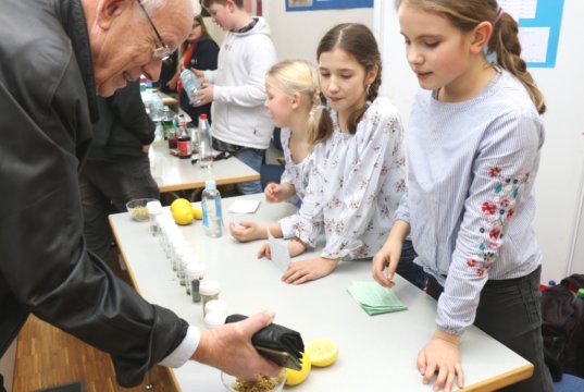 54 Teilnehmerinnen und Teilnehmer aus der Region und Solingen haben am Samstag beim 22. Regionalwettbewerb von "Jugend forscht" ihre Forschungsarbeiten vor einer Jury und interessierten Besucherinnen und Besuchern präsentiert. (Foto: © Bastian Glumm)
