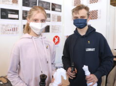 Alexa und Conrad Lennart vom Berufskolleg Remscheid präsentierten am Samstag beim Regionalwettbewerb Jugend forscht ihren "Schach-Puzzles-Generator" und holten damit den 1. Preis im Bereich Mathematik/Informatik. (Foto: © Bastian Glumm)