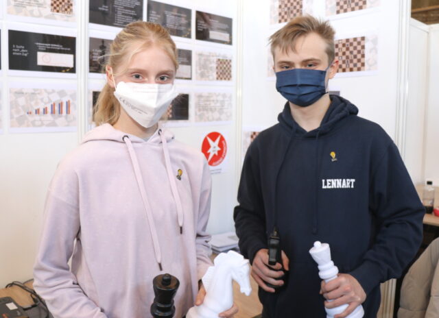 Alexa und Conrad Lennart vom Berufskolleg Remscheid präsentierten am Samstag beim Regionalwettbewerb Jugend forscht ihren 
