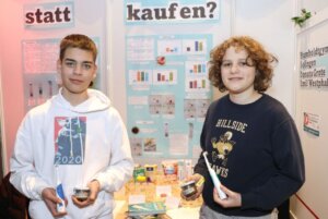 Donata Grote (14) und Emil Westphal (14) vom Humboldtgymnasium Solingen zeigten mit ihrem Projekt „Zahnpasta – selber machen statt kaufen?“, dass nachhaltige Kosmetik möglich ist. (Foto: © Bastian Glumm)