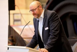 Die Ehrung aller Schülerinnen und Schüler sowie die Preisverleihung übernimmt Sascha Bergfeld, Wettbewerbsleiter von „Jugend forscht“. (Archivfoto: © Bastian Glumm)