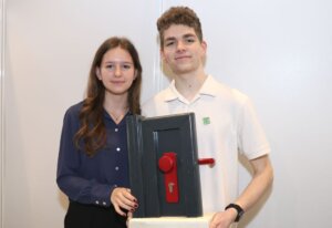 Aleksandra Danilko (17) und Noah Schwamborn (18) von der Friedrich-Albert-Lange-Schule wurden für ihre Arbeit „EmiLock“ mit dem 1. Preis ausgezeichnet. (Foto: © Bastian Glumm)