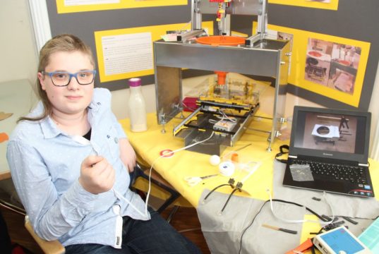 Nachwuchsforscher Robin Wolff (13) aus Wipperfürth ging mit seinem Projekt "Perfekte Macarons - Handwerk oder Technik?" an den Start vo Jugend forscht und darf sich über eine Prämie von 75 Euro und die Teilnahme am Landeswettbewerb "Schüler experimentieren" im Mai in Essen freuen. (Foto: © B. Glumm)