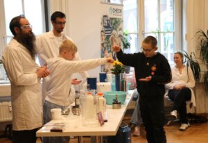In den Räumen des CHECK! Schülerforschungszentrums fand in Kooperation mit der Junior Uni Wuppertal eine Science Show statt. (Foto: © Bastian Glumm)