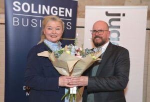 Simone Ohligser war zum 30. Mal beim Regionalwettbewerb von "Jugend forshct" dabei. Dafür gab es einen Blumestrauß von Achim Willke, Patenbeauftragter von Solingen.Business. (Foto: © Bastian Glumm)