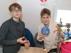 Julian Baumann und Henri Bödiger von der Friedrich-Albert-Lange-Schule aus Solingen präsentierten beim Regionalwettbewerb von "Jugend forscht" ihr Projekt. (Foto: © Bastian Glumm)