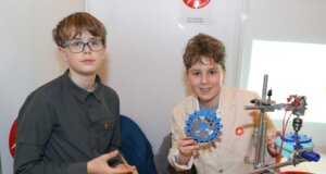Julian Baumann und Henri Bödiger von der Friedrich-Albert-Lange-Schule aus Solingen präsentierten beim Regionalwettbewerb von "Jugend forscht" ihr Projekt. (Foto: © Bastian Glumm)