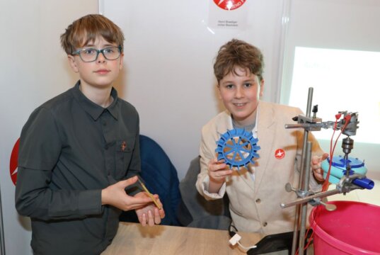 Julian Baumann und Henri Bödiger von der Friedrich-Albert-Lange-Schule aus Solingen präsentierten beim Regionalwettbewerb von "Jugend forscht" ihr Projekt. (Foto: © Bastian Glumm)