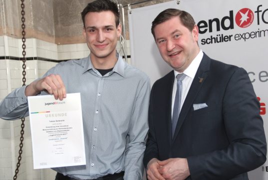 Tobias Gerbracht vom Carl-Fuhlrott Gymnasium aus Wuppertal ist Landessieger im Fachgebiet Geo- und Raumwissenschaften und hat sich somit für das Bundesfinale von Jugend forscht im Mai qualifiziert. Im März hat er beim Regionalwettbewerb im Gründer- und Technologiezentrum Solingen teilgenommen und mit seinem Projekt die Jury überzeugt. Oberbürgermeister Tim Kurzbach gratulierte. (Archivfoto: © B. Glumm)