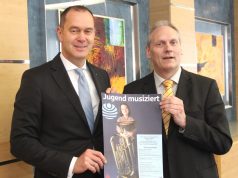 Freuen sich auf den 54. Regionalwettbewerb von "Jugend musiziert", der am 28. und am 29. Januar wieder in Solingen stattfinden wird: Sparkassen-Chef Stefan Grunwald (li.) und Ulrich Eick-Kerssenbrock, Leiter der Solinger Musikschule. (Foto: © B. Glumm)