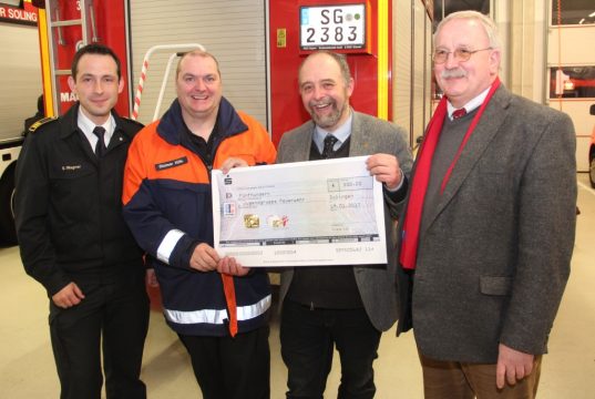 Strahlende Gesichter im Gerätehaus der Löscheinheit 3 in Mangenberg. Die "Gruppe 112" übergab zum Start der neuen Einheit der Jugendfeuerwehr einen Scheck in Höhe von 500 Euro. V.li: Sebastian Wagner, stellvertetender Leiter der Feuerwehr Solingen, Stadtjugendfeuerwehrwart Dietmar Kühl, Jan Welzel, Ordnungsdezernent und Vorsitzender der "Gruppe 112" sowie Richard Schmidt, Bezirksbürgermeister von Mitte. (Foto: © B. Glumm)