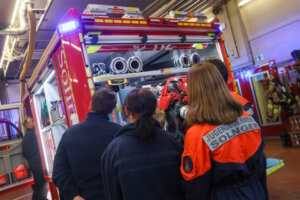 Mit rund sieben Tonnen Gewicht ist das Fahrzeug deutlich leichter als die großen Löschfahrzeuge von Berufs- und Freiwilliger Feuerwehr. (Foto: © Tim Oelbermann)