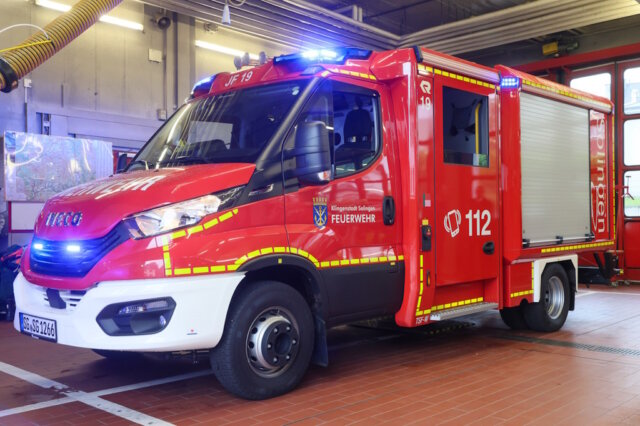 Am Dienstag wurde auf der Feuer- und Rettungswache I ein brandneues Löschfahrzeug an die Jugendfeuerwehr Solingen übergeben. (Foto: © Tim Oelbermann)