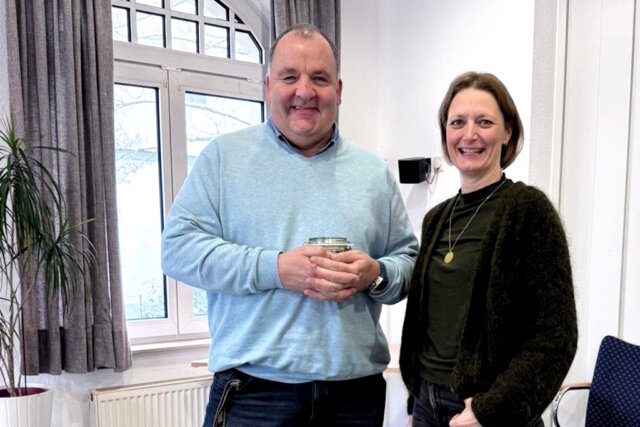 Michael Henke, Leiter der Kinder- und Jugendhilfe Hossenhaus und Carmen Imöhl, Inhaberin und Gründerin des Yoga-, Achtsamkeits- und Familienstudios „Yocana“ in Solingen. (Foto: © Yocana)