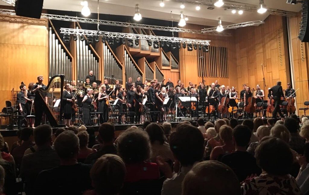 Unter dem Motto „JSO tanzt“ spielte das Jugendsinfonieorchester der Musikschule Solingen Marsch- und Tanzmusik, unter anderem von Strauß und Beethoven. (Foto: © Laura Mertens)