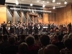 Unter dem Motto „JSO tanzt“ spielte das Jugendsinfonieorchester der Musikschule Solingen Marsch- und Tanzmusik, unter anderem von Strauß und Beethoven. (Foto: © Laura Mertens)
